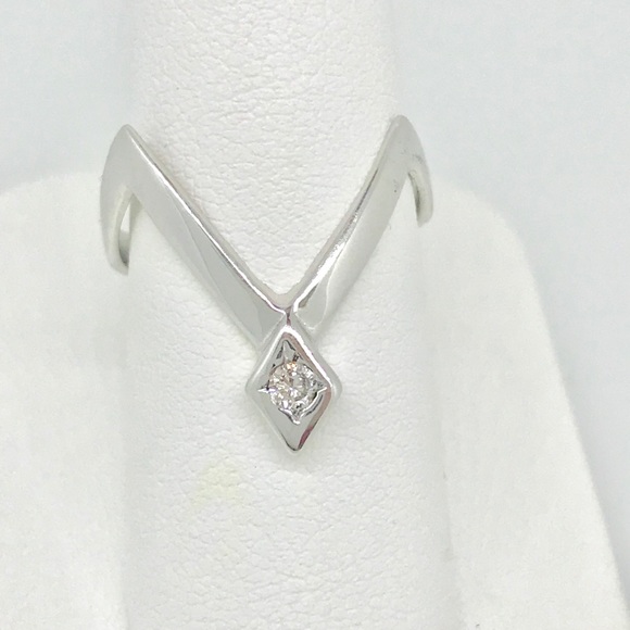 Jewelry - NWT .10 ctw real diamond 14 k  white gold ring